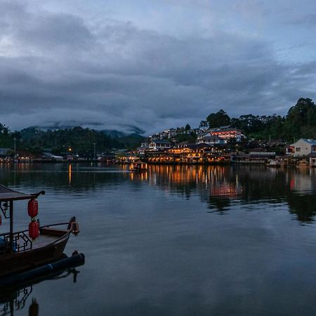 รักไทยโฮมสเตย์ Ban Rak Thai Exteriér fotografie