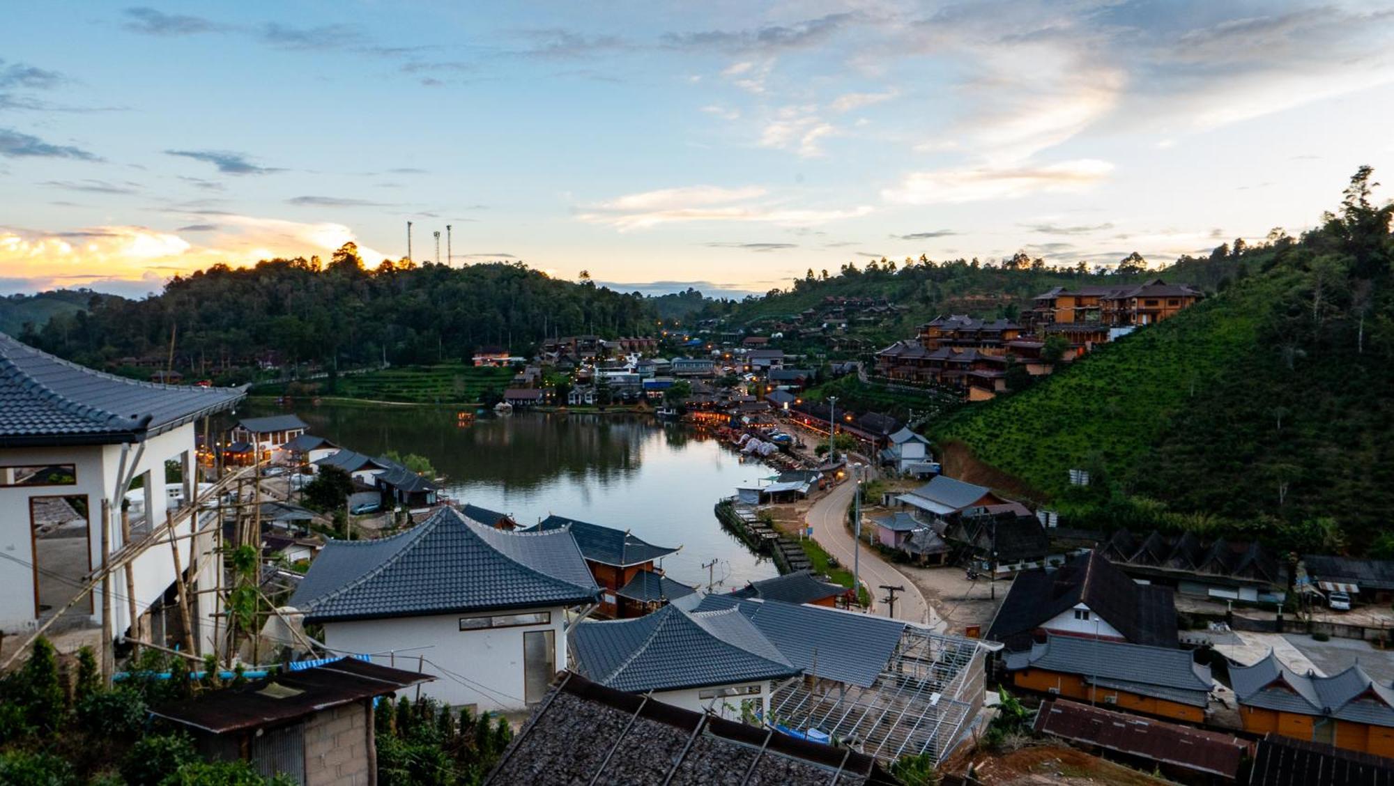 รักไทยโฮมสเตย์ Ban Rak Thai Exteriér fotografie