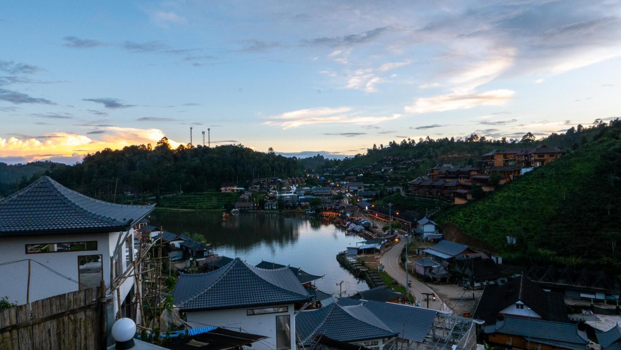 รักไทยโฮมสเตย์ Ban Rak Thai Exteriér fotografie